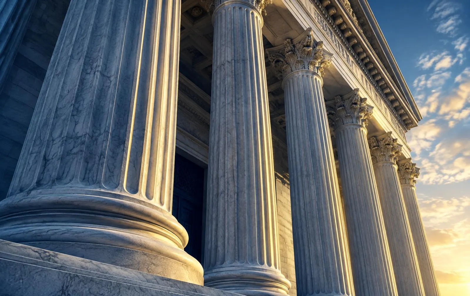 Columnas de un tribunal neoclásico a la luz de la mañana.